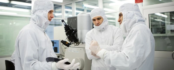 engineers-in-lab