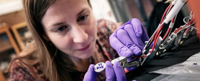 Kvinna-lila-handskar-fixar-med-sladdar