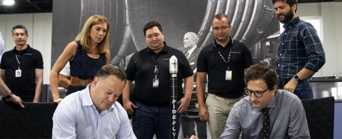 Signing-Contract-Firefly-Aerospace