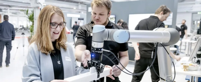 Virtual-Reality-Robot-Human-Interaction