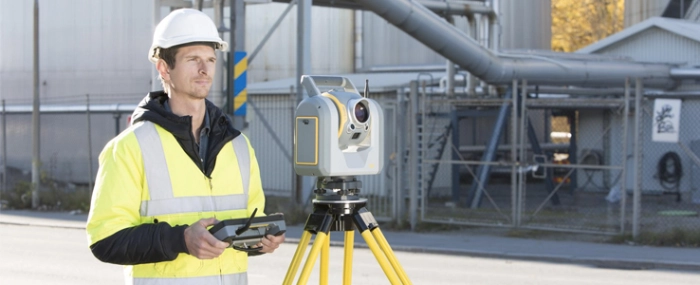 Man-Operating-Total-Station-SX10