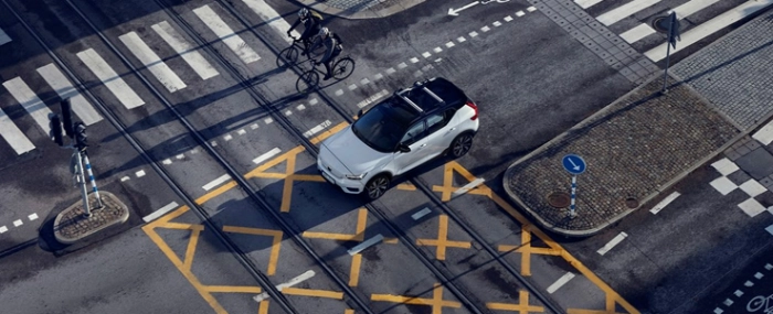 Volvo-and-bicyclists