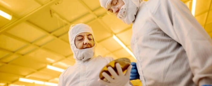 enginers-holding-wafer