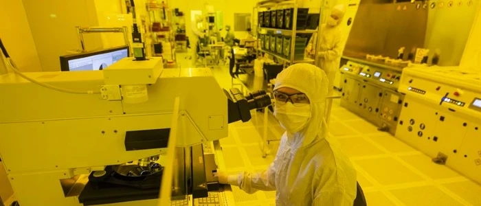 Handling-200mm-wafers-in-Micronova-cleanroomat