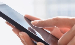 idex-hand-on-phone