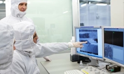 engineers-in-lab