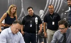 Signing-Contract-Firefly-Aerospace