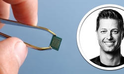 Tweezer-holding-DMSS-SoC-Qamcom-CEO-Johan-Lassing1