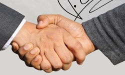 geralt-hands-handshake2