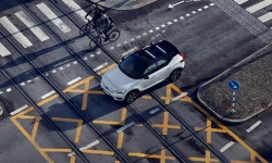 Volvo-and-bicyclists