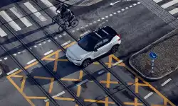 Volvo-and-bicyclists