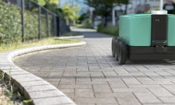 Remotely-controlled-delivery-robot