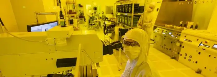 Handling-200mm-wafers-in-Micronova-cleanroomat